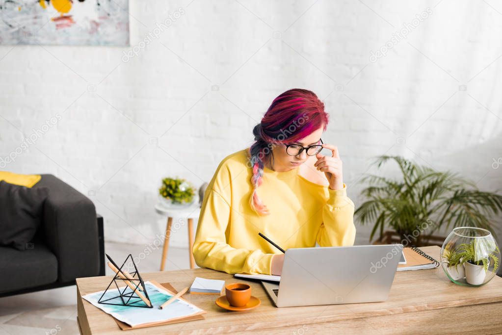 Freiberufler – Notizbuch und Schreibtisch