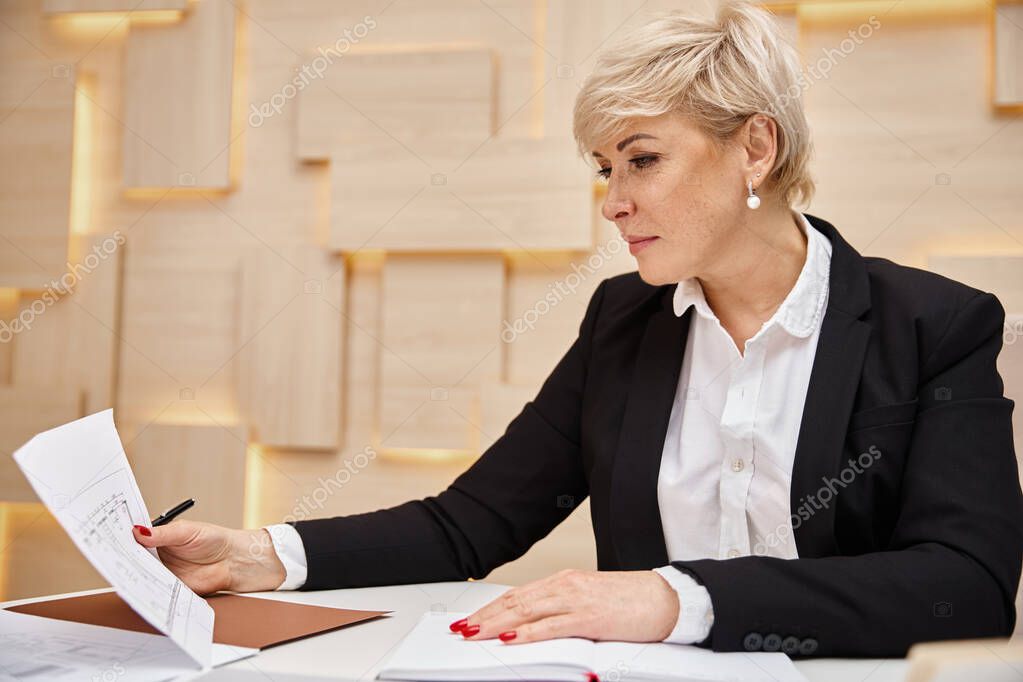 Unternehmer arbeitet am Businessplan mit Laptop