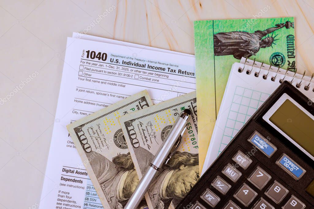 Steuererklärung – Unterlagen und Taschenrechner